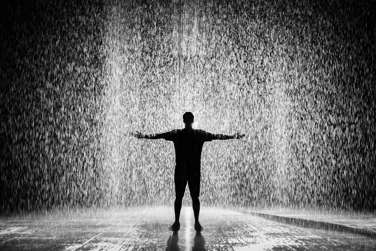 絵コンテ用のキーカット:雨の中、両腕を広げるシルエット